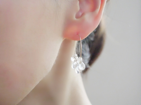 【冬日透明】14kgf 透明玻璃圈形耳環 | 冰滴耳環，冬季配件，優雅金色 第6張的照片