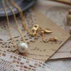 棉珍珠的單顆項鍊（金色） 第3張的照片