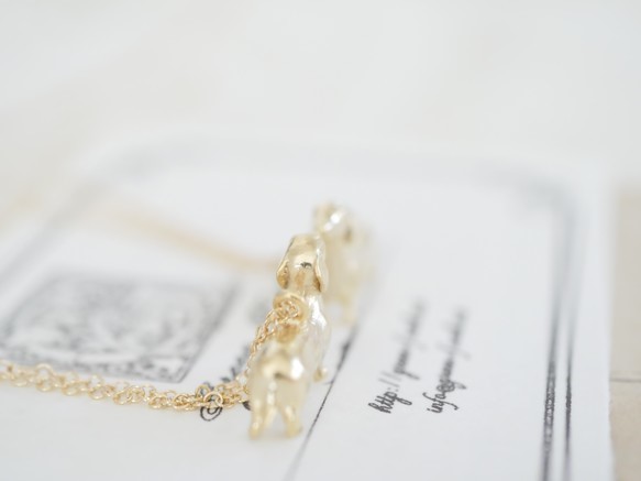 14公斤臘腸犬項鍊 - 狗狗圖案，低過敏性，送給愛狗人士的完美禮物 第3張的照片