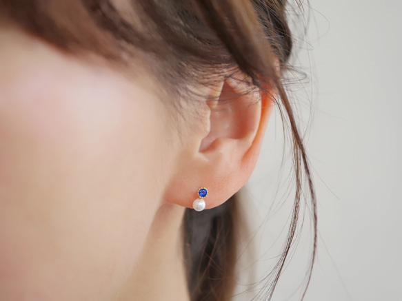 藍色藍寶石（氧化鋯）和珍珠耳環 金 第4張的照片