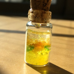 琉球ガラス入り小瓶(黄) 2枚目の画像