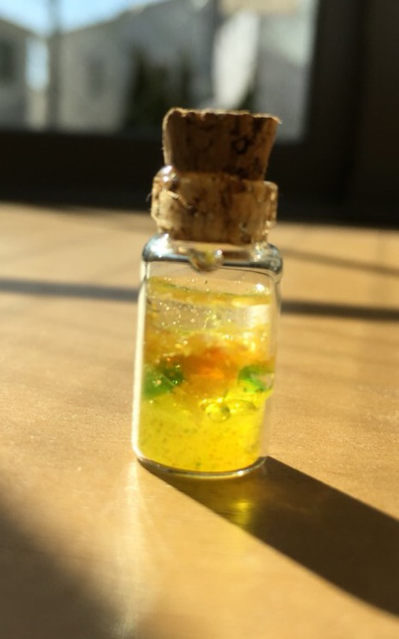 琉球ガラス入り小瓶(黄) 2枚目の画像