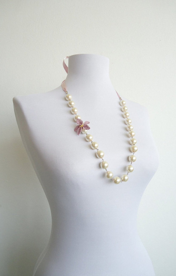 Lariette粉紅絲帶，配珍珠和三維刺繡 第1張的照片