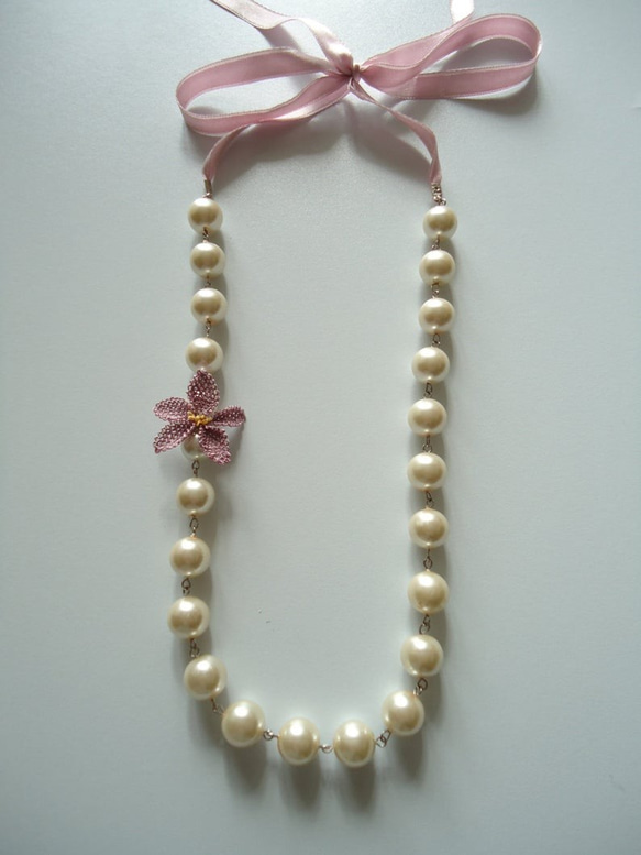 Lariette粉紅絲帶，配珍珠和三維刺繡 第3張的照片