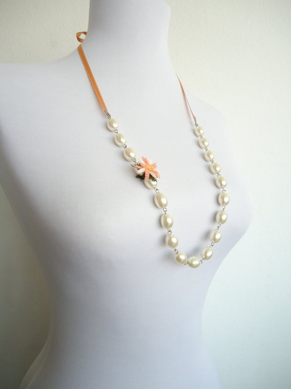 Lariette鮭魚粉紅絲帶，配珍珠和三維刺繡 第1張的照片