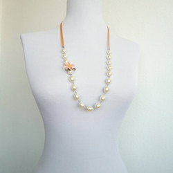 Lariette鮭魚粉紅絲帶，配珍珠和三維刺繡 第2張的照片