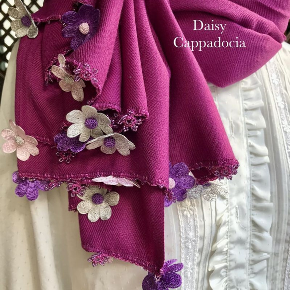 繡有「雛菊」玫瑰紫色花朵的 Pashmina 披肩 第2張的照片