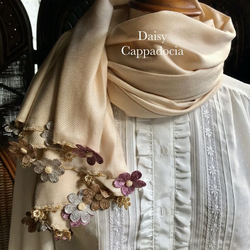 刺繍のお花つき パシュミナストール「デイジー」ライトベージュ