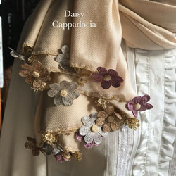 淺米色刺繡花朵羊絨披肩“Daisy” 第2張的照片