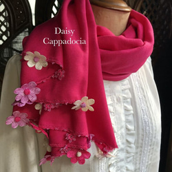 刺繍のお花つき パシュミナストール「デイジー」パッションピンク 3枚目の画像