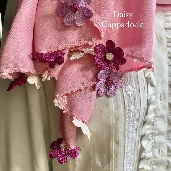 刺繍のお花つき パシュミナストール「デイジー」ストロベリー 2枚目の画像