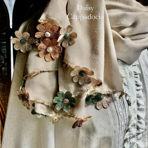 刺繍のお花つき パシュミナストール「デイジー」ベージュ＆ブラウン 2枚目の画像