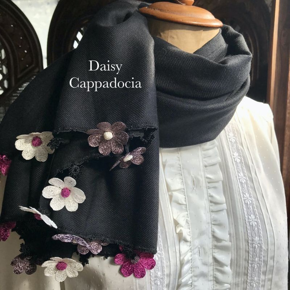 刺繍のお花つき パシュミナストール「デイジー」ブラック＆ピンク 1枚目の画像