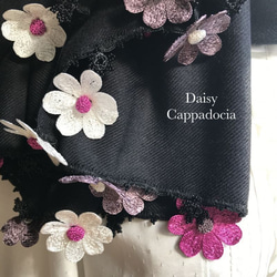 刺繍のお花つき パシュミナストール「デイジー」ブラック＆ピンク 2枚目の画像