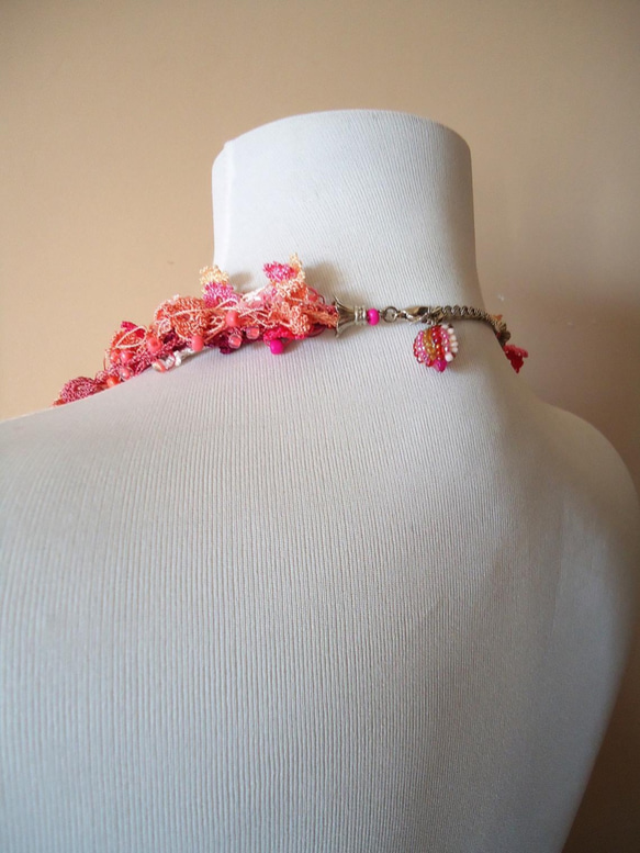 セール！ビジューの刺繡ネックレス　フラワー・ジュエル　ピンクミックス 2枚目の画像