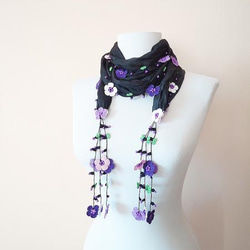 長款 lariette 黑色和紫色花朵刺繡真絲圍巾 第2張的照片