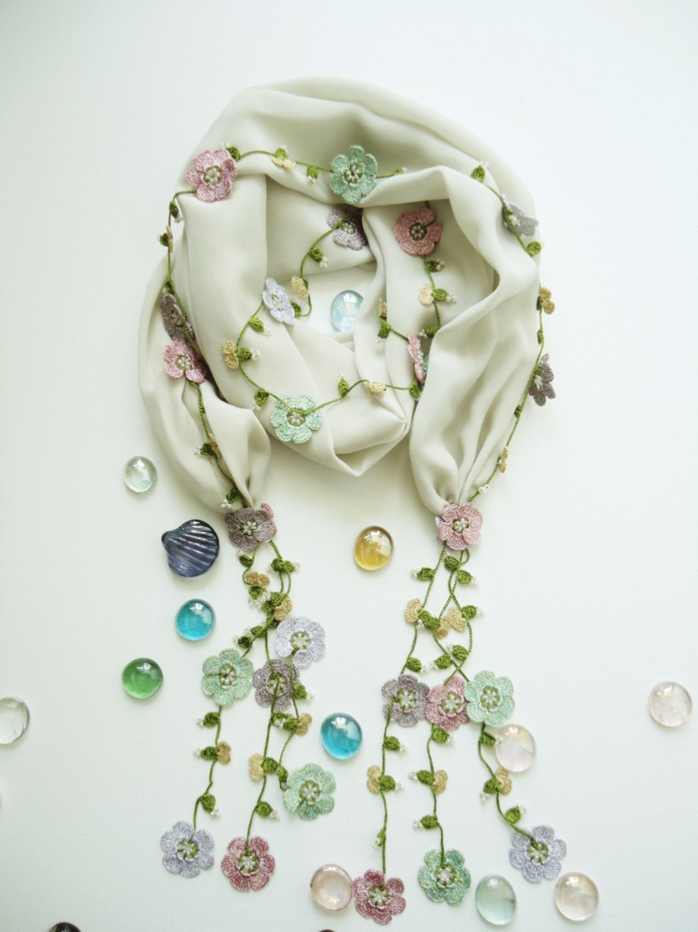 刺繍のお花つき　シフォンスカーフのロングラリエット　クリーム