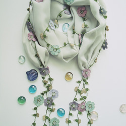 刺繍のお花つき　シフォンスカーフのロングラリエット　クリーム 3枚目の画像