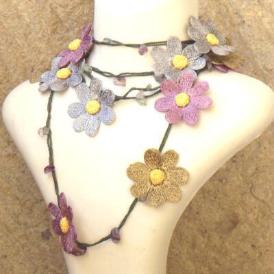 トゥーオヤ刺繍ラリエット＜春色全3色＞レースのマーガレット 天然石