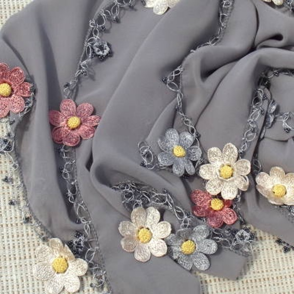 送料無料 刺繡デイジー　レースのお花付きシフォンストール　グレー＆ピンク 2枚目の画像