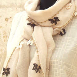 蓬鬆的刺繡檔（棉混紡）霜和棕色 第2張的照片