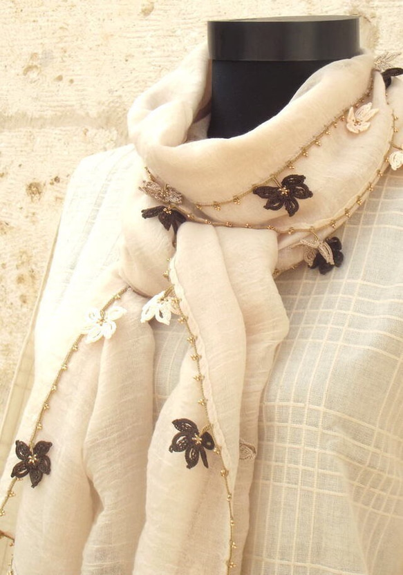 蓬鬆的刺繡檔（棉混紡）霜和棕色 第2張的照片