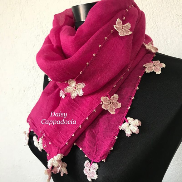 ウィンターセール！お花の刺繍のふんわりストール（綿混合）ベリーピンク 1枚目の画像