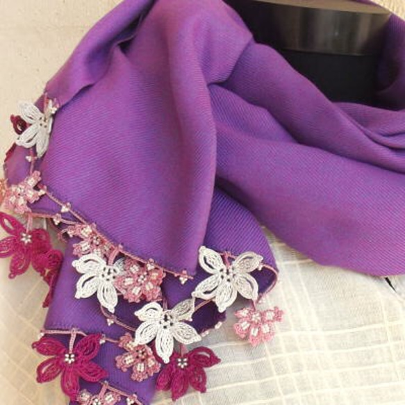 帶蕾絲花的羊絨披肩紫羅蘭 第1張的照片