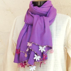 帶蕾絲花的羊絨披肩紫羅蘭 第3張的照片