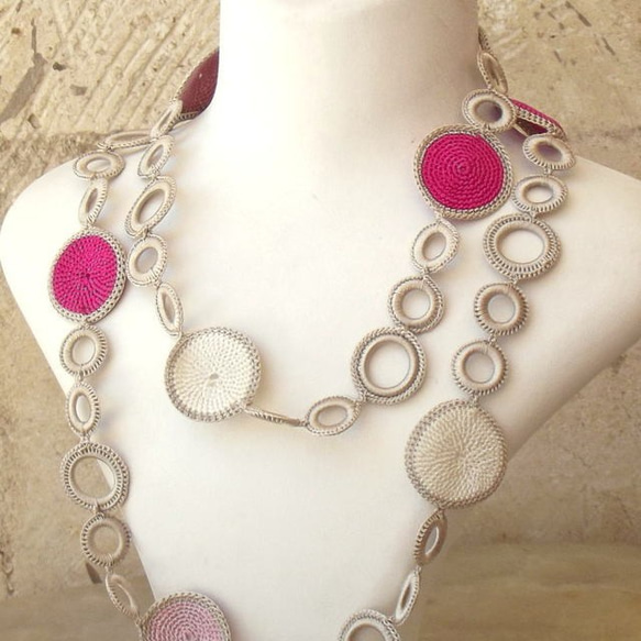 蕾絲針織套環“circle”刺繡項鍊粉紅色 第1張的照片