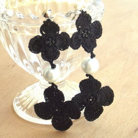 Tuoya耳環“Croche Pearl”黑色 第1張的照片