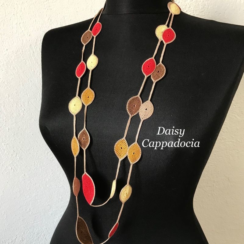 レース編みのラリエット「ドロップ」レッド＆ブラウン