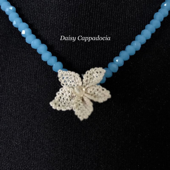 立体刺繍のお花＆ストーン　ネックレス「プルメリア」ホワイト＆ブルー 2枚目の画像