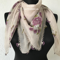 柔軟的棉質圍巾，配以花朵蕾絲淺米色 第1張的照片