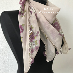 柔軟的棉質圍巾，配以花朵蕾絲淺米色 第2張的照片