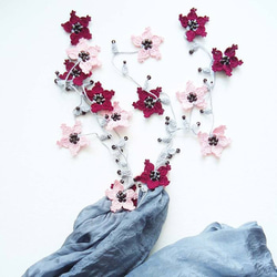 シルクスカーフのロングラリエット　グレー＆ピンク・ボルドーのお花 4枚目の画像