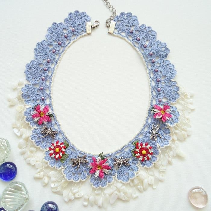 ビジューの刺繡ネックレス　フラワー・ジュエル　ブルー