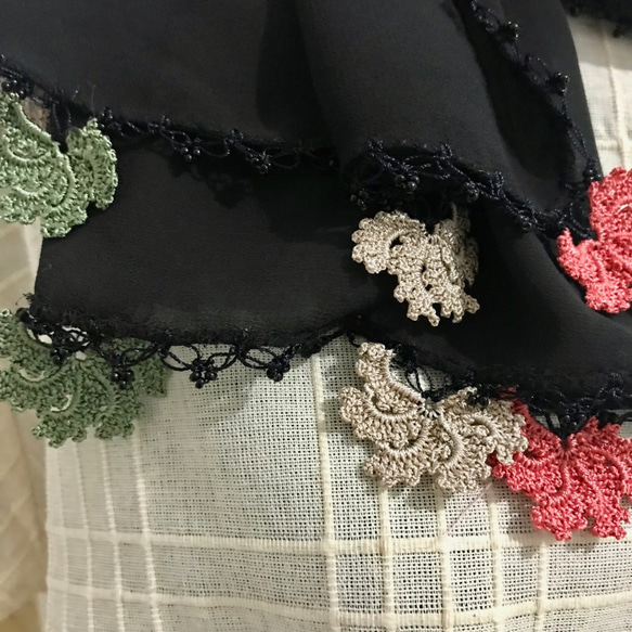 ＜セール＞レース花シフォンスカーフ　刺繡モチーフ付き　 2枚目の画像