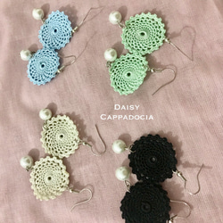 パールビーズ付き刺繍のピアス　ロワイヤル・ミント 2枚目の画像