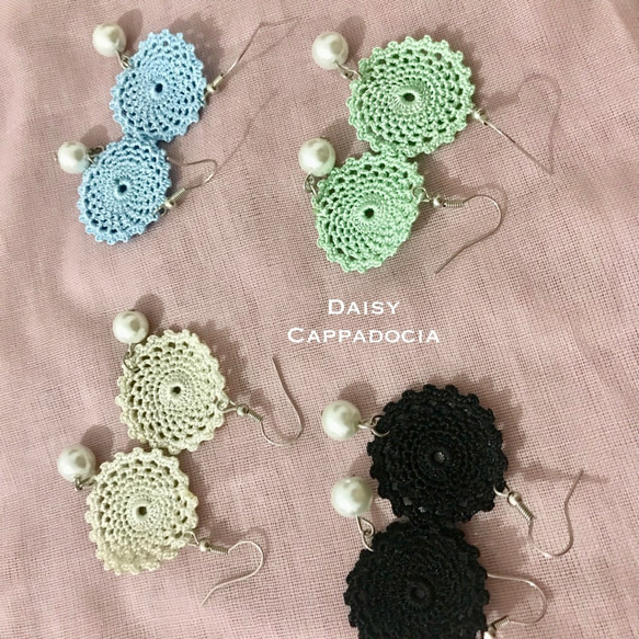 パールビーズ付き刺繍のピアス　ロワイヤル・クリーム 2枚目の画像