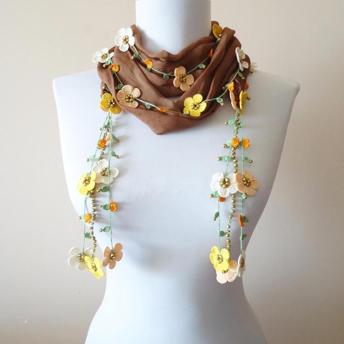 刺繍のお花付き　シルクスカーフのロングラリエット　ブラウンとイエロー