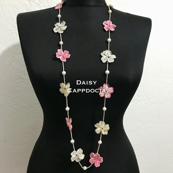 秋季特賣！刺繡蕾絲珍珠項鍊，銀色和粉紅色 第3張的照片