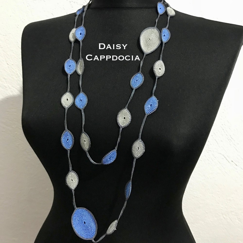 レース編みのラリエット「ドロップ」ブルー・サマー