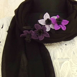 用鮮花立體刺繡有機棉麻布黑色和紫色 第1張的照片
