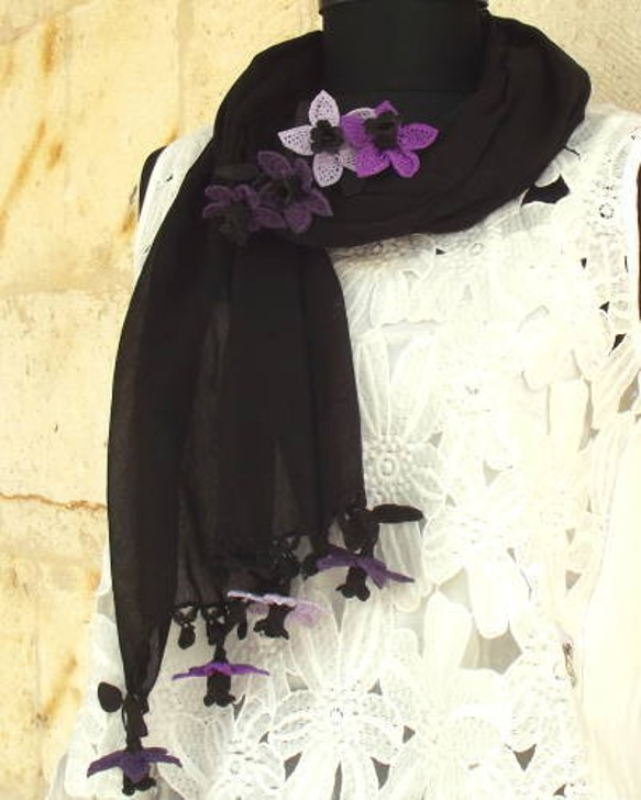 用鮮花立體刺繡有機棉麻布黑色和紫色 第3張的照片