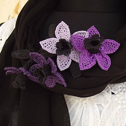 用鮮花立體刺繡有機棉麻布黑色和紫色 第4張的照片