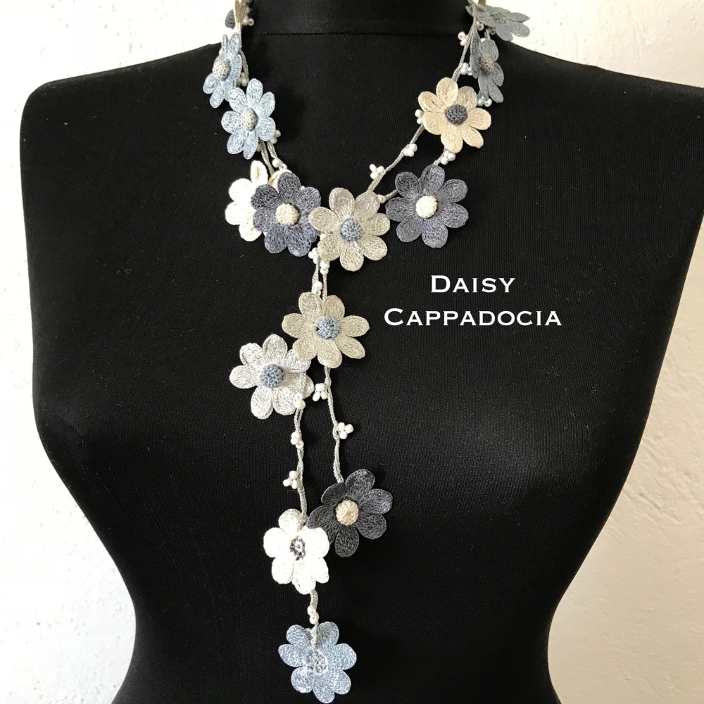 お花の刺繍ラリエット　デイジー　グレーミックス 5,775円