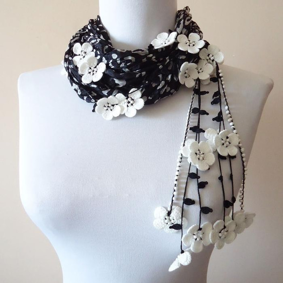 刺繍のお花付き　シルクスカーフのロングラリエット　ブラック＆ホワイト 1枚目の画像