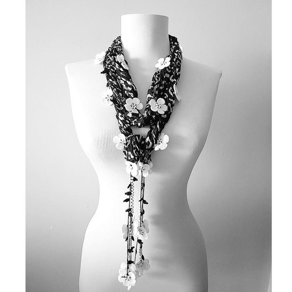 刺繍のお花付き　シルクスカーフのロングラリエット　ブラック＆ホワイト 2枚目の画像