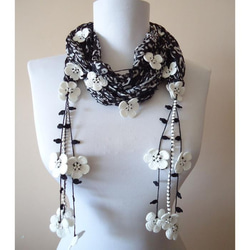 刺繍のお花付き　シルクスカーフのロングラリエット　ブラック＆ホワイト 3枚目の画像